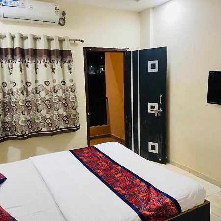 Jejuri Hotel Meghmalhar Lodging מראה חיצוני תמונה