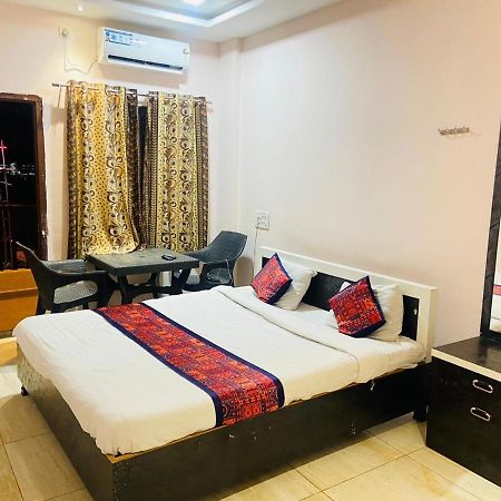 Jejuri Hotel Meghmalhar Lodging מראה חיצוני תמונה