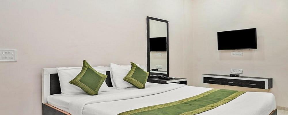 Jejuri Hotel Meghmalhar Lodging מראה חיצוני תמונה